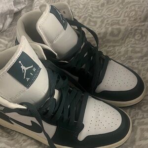 Jordan Dark green and White Air Sneakers used but in great condition